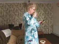 Szegény magányos nagyi