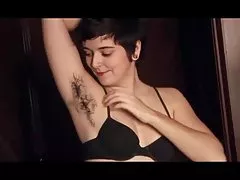 Szexi, szőrös punci babe beszél a csodálatos szerv haját