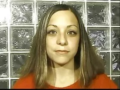 Barna mászik ágyon, és terjed a lábát