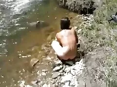Morgan, fürödtem a folyó mentén