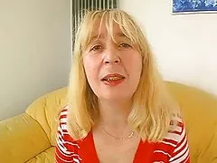 Pufók szőrös érett baszik a kanapén