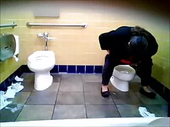 BBW nő lebeg a kisgyermek WC
