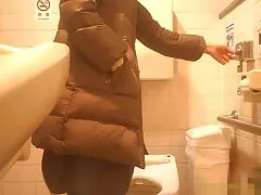 Nyilvános pihenőhelyiséget érett anya