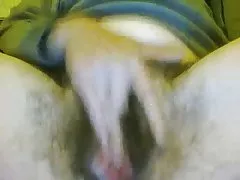 Szőrös punci maszturbál