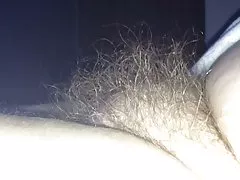 A feleségem puffadt szőrös bokor.